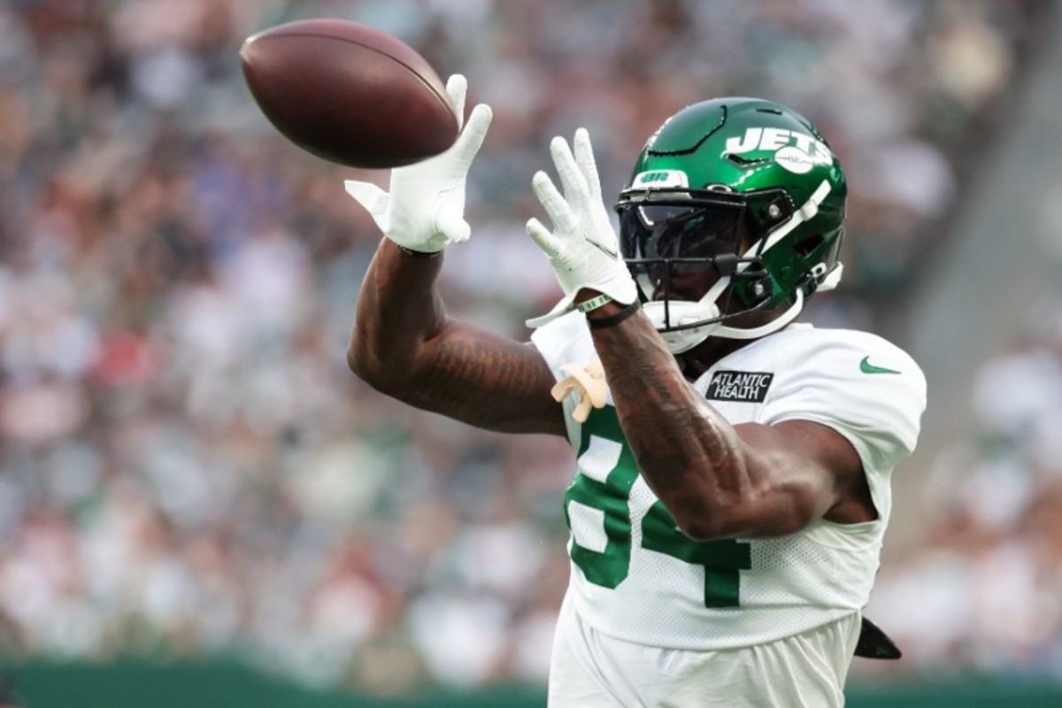 Jets WR Corey Davis catching pass